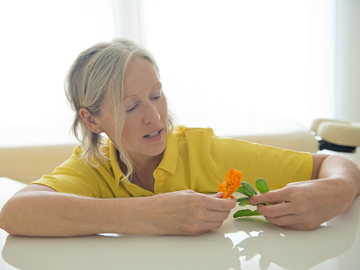 Andrea Treffler mit Ringelblume